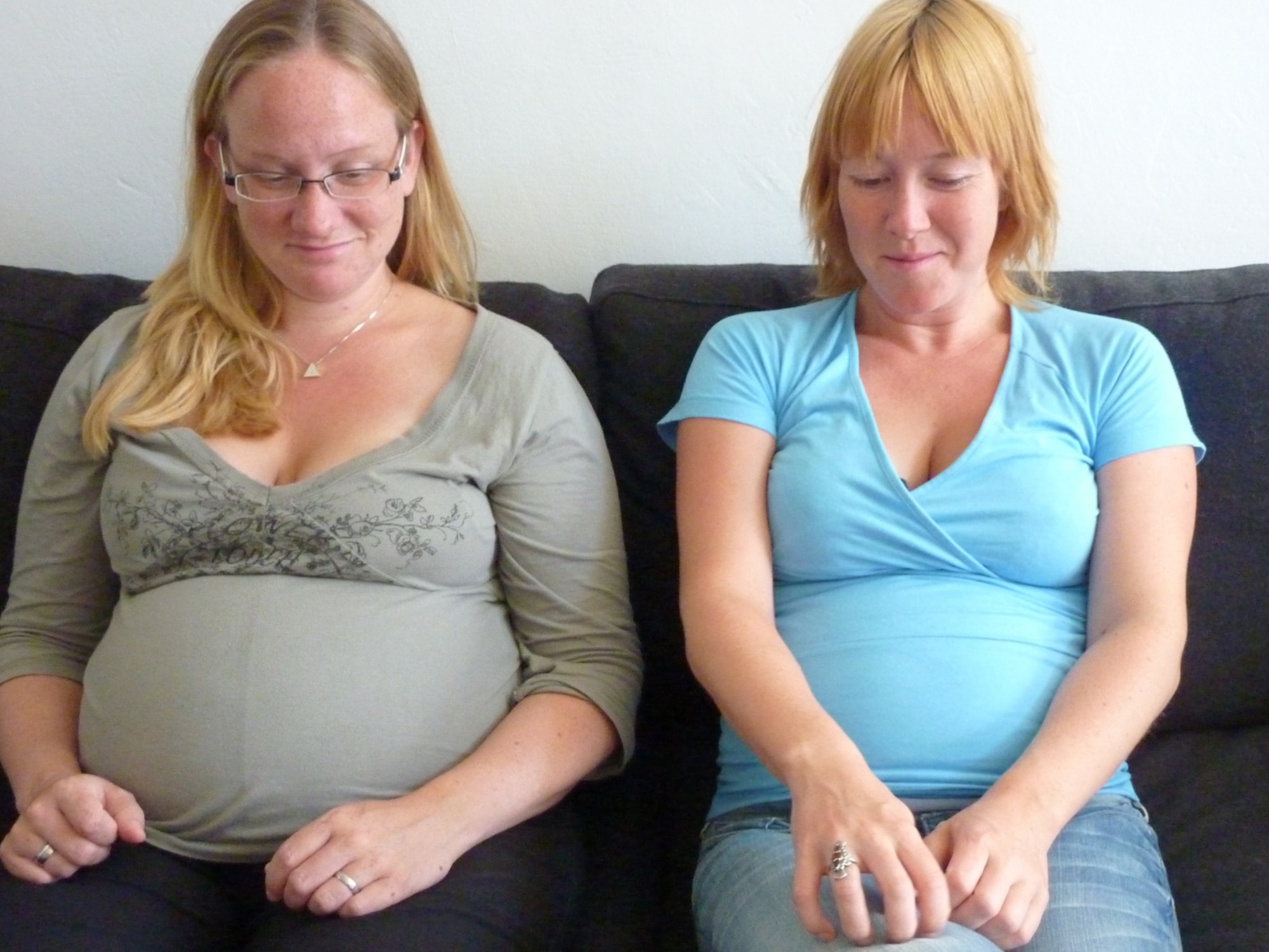 Laura zit rechts, Eva links